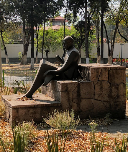 Estatua del Arquitecto Luis Barragan Morfin