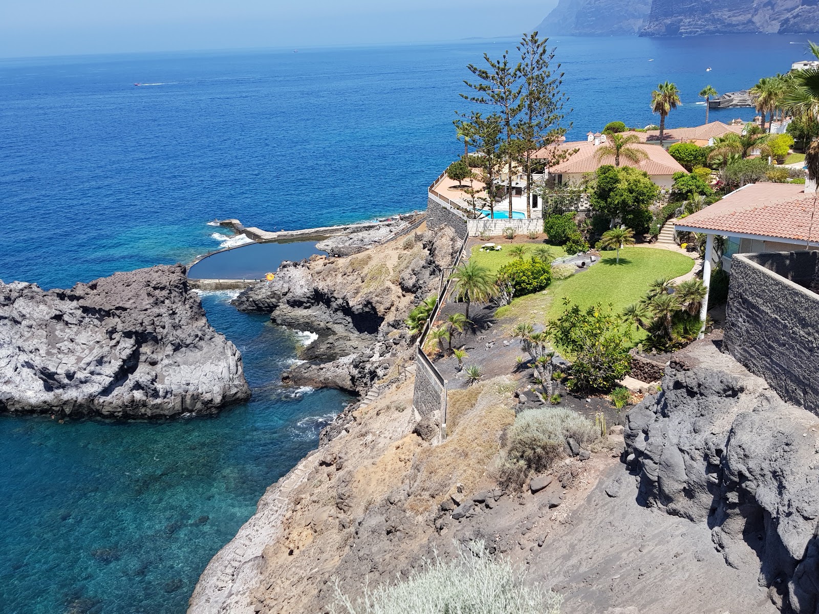 Photo de Piscina Natural Acantilado de Los Gigantes entouré de montagnes