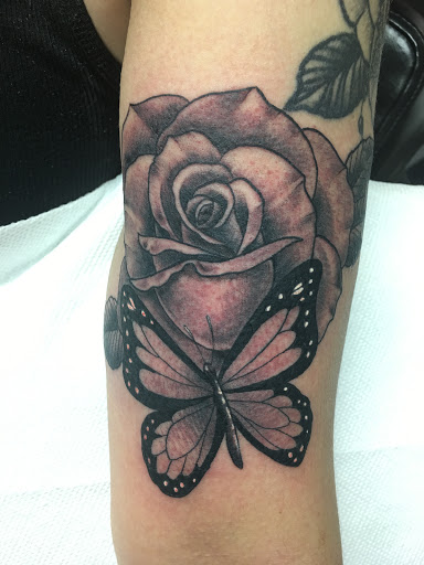 Tattoo Shop «Maximum Tattoo», reviews and photos, 20594 N Milwaukee Ave, Deerfield, IL 60015, USA