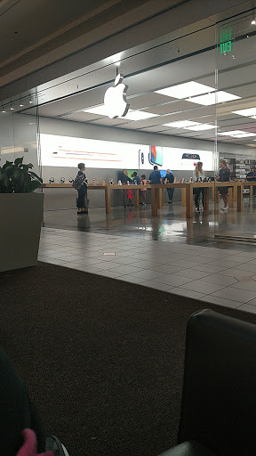 Computer Store «Apple Solomon Pond Mall», reviews and photos, 601 Donald Lynch Blvd, Marlborough, MA 01752, USA