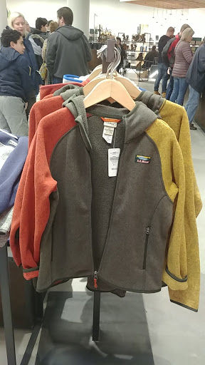 Sportswear Store «Columbia Sportswear at Oakbrook Center», reviews and photos, 460 Oakbrook Center, Oak Brook, IL 60523, USA