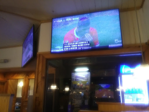 Pizza Restaurant «Round Table Pizza», reviews and photos, 292 S State St, Ukiah, CA 95482, USA