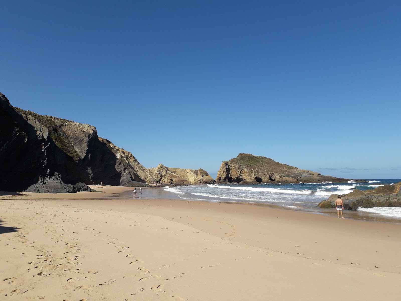Beach Alteirinhos的照片 带有碧绿色纯水表面