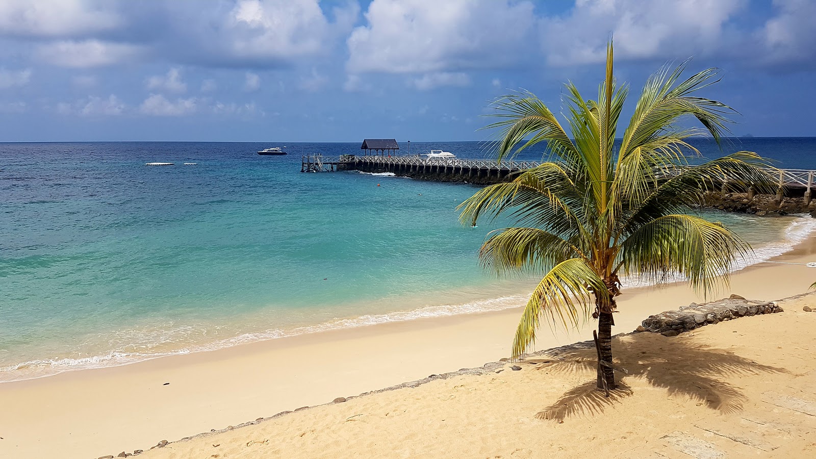 Foto di Tunamaya Beach con una superficie del sabbia beige