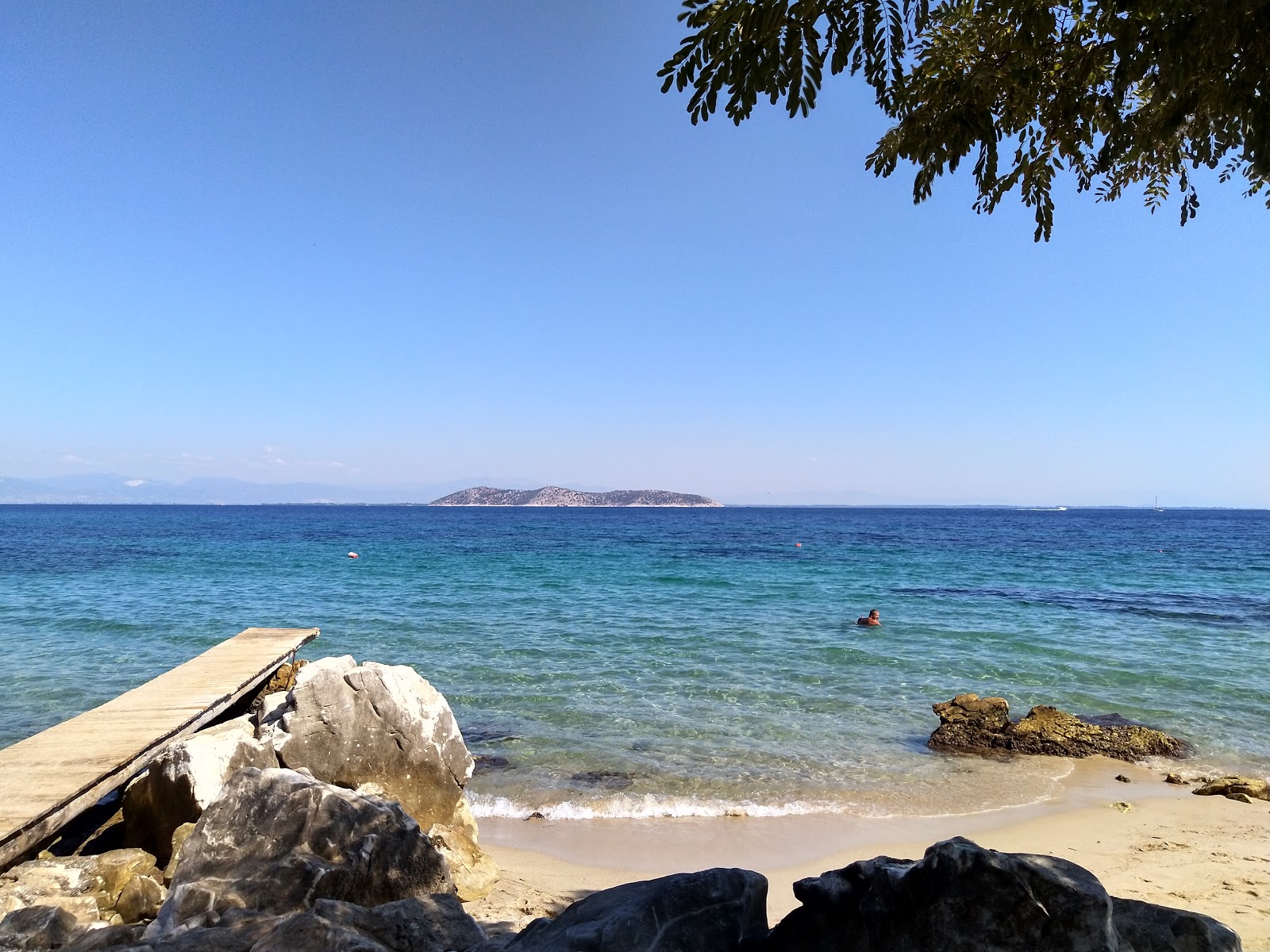 Foto de Tarsanas beach e o assentamento