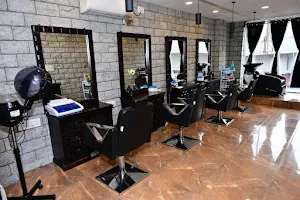 Anu's Unisex Family Salon image