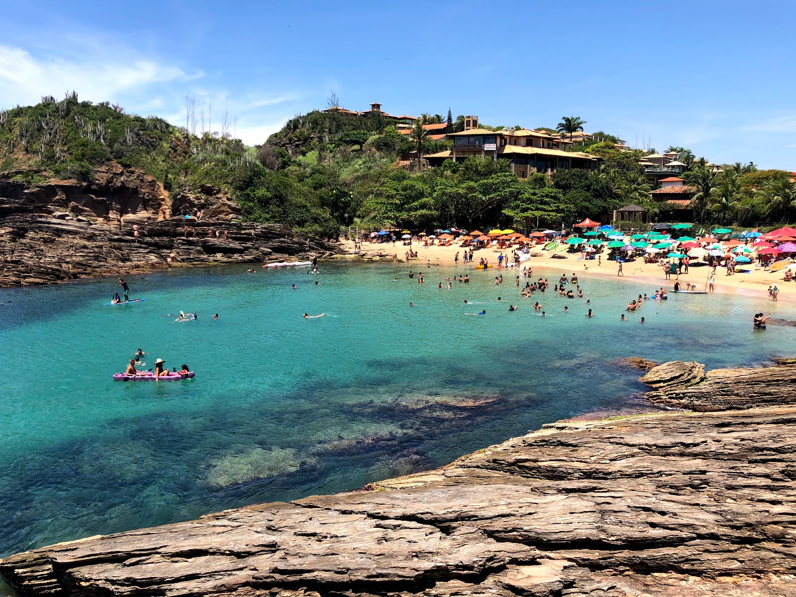 Foto de Praia da Ferradurinha com areia fina e brilhante superfície