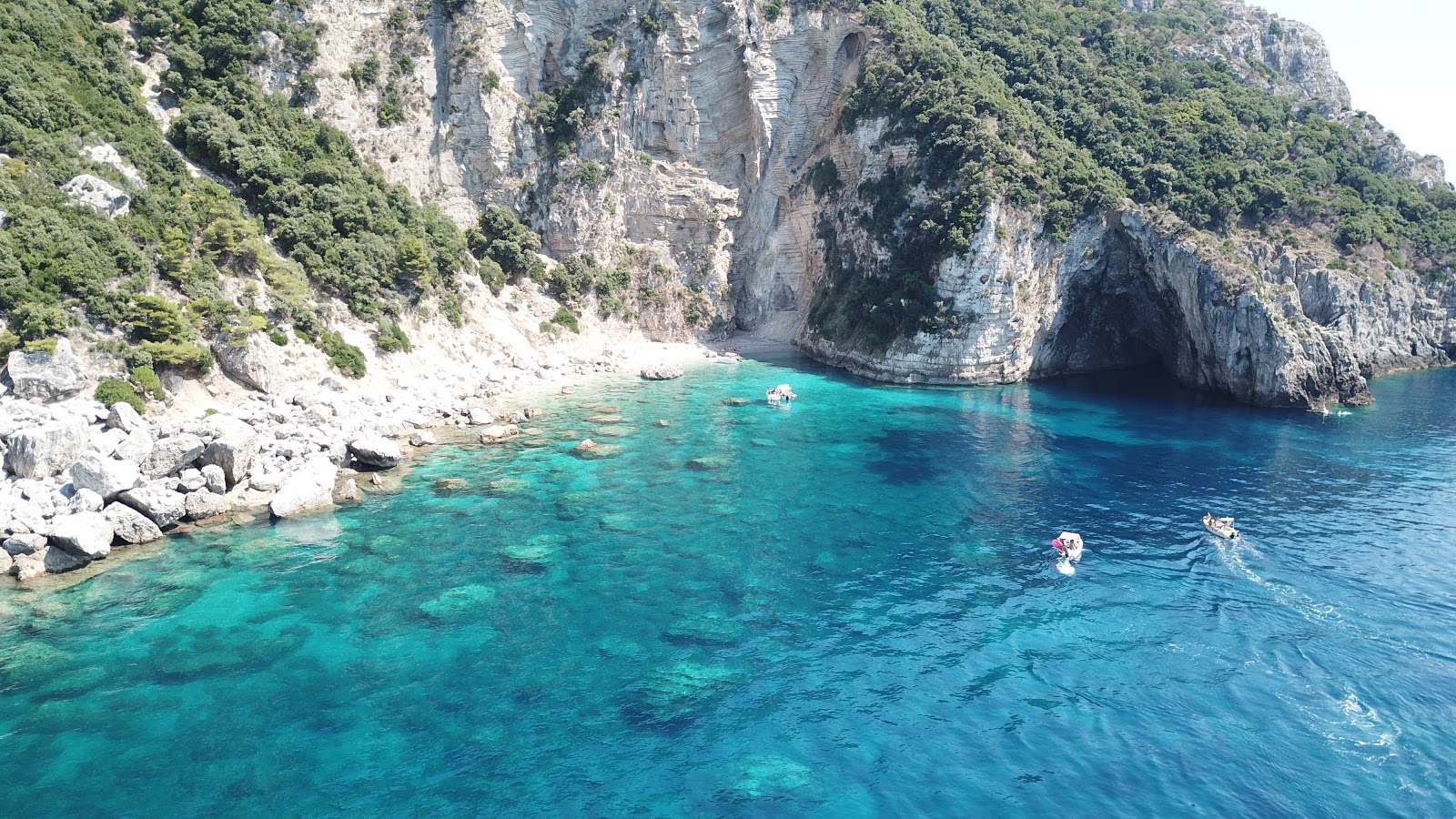 Krouza beach的照片 带有明亮的沙子和岩石表面