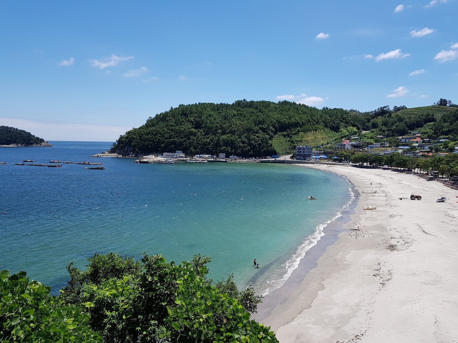 Foto de Sulli Beach com areia brilhante superfície