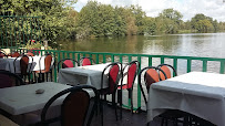 Atmosphère du Restaurant français L'Etang Fleuri à Vert-le-Petit - n°17