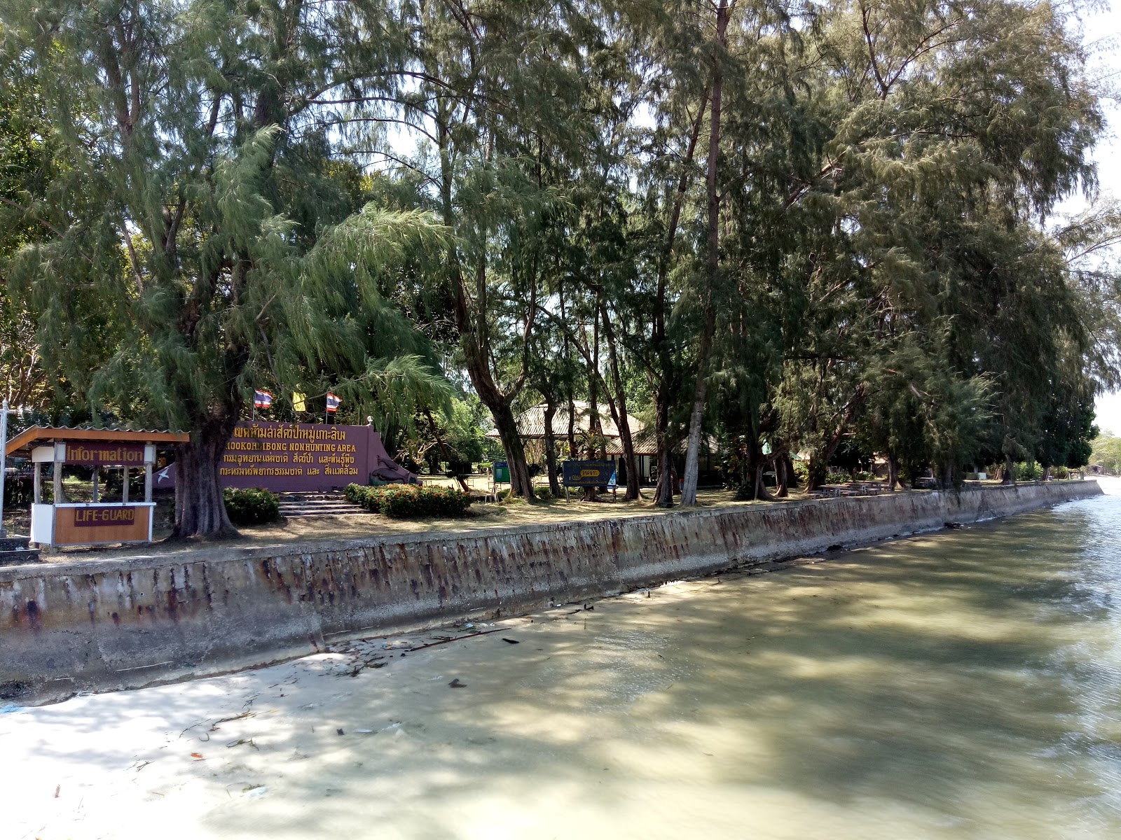 Φωτογραφία του Ko Libong Beach με ευθεία ακτή