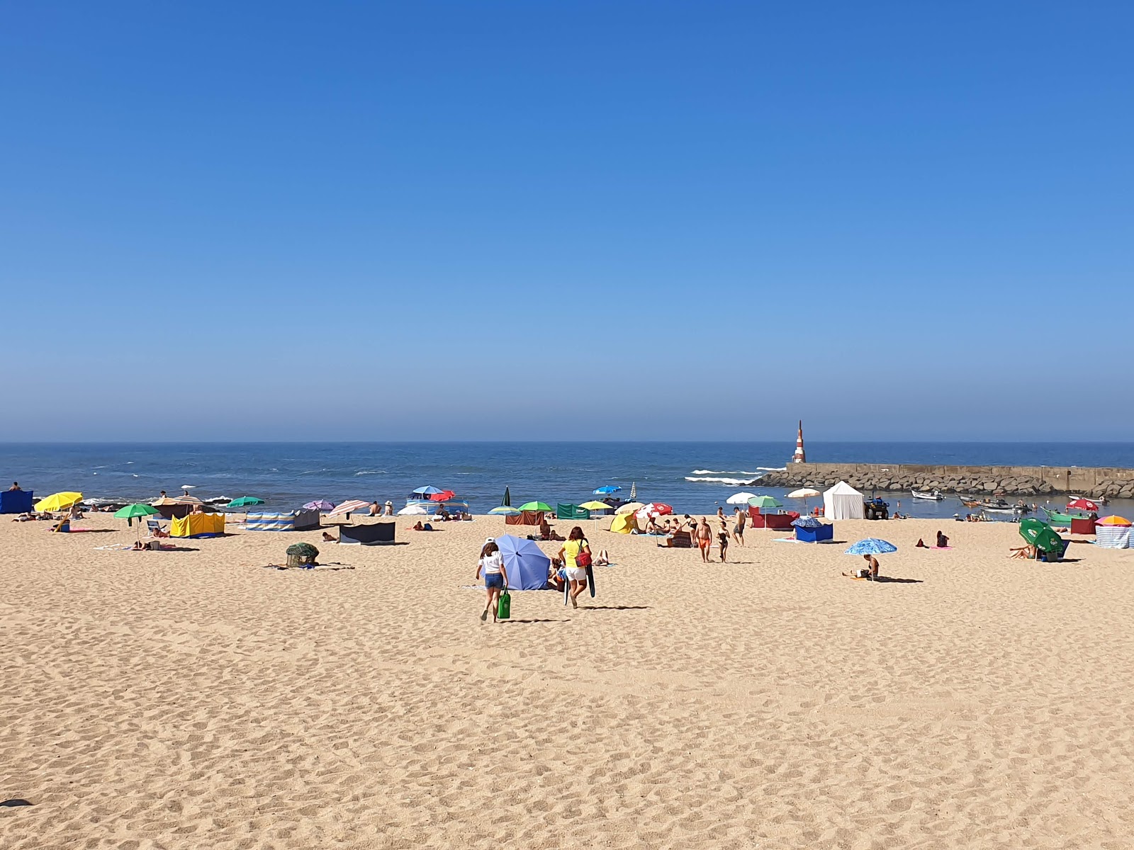 Fotografie cu Praia da Aguda - locul popular printre cunoscătorii de relaxare
