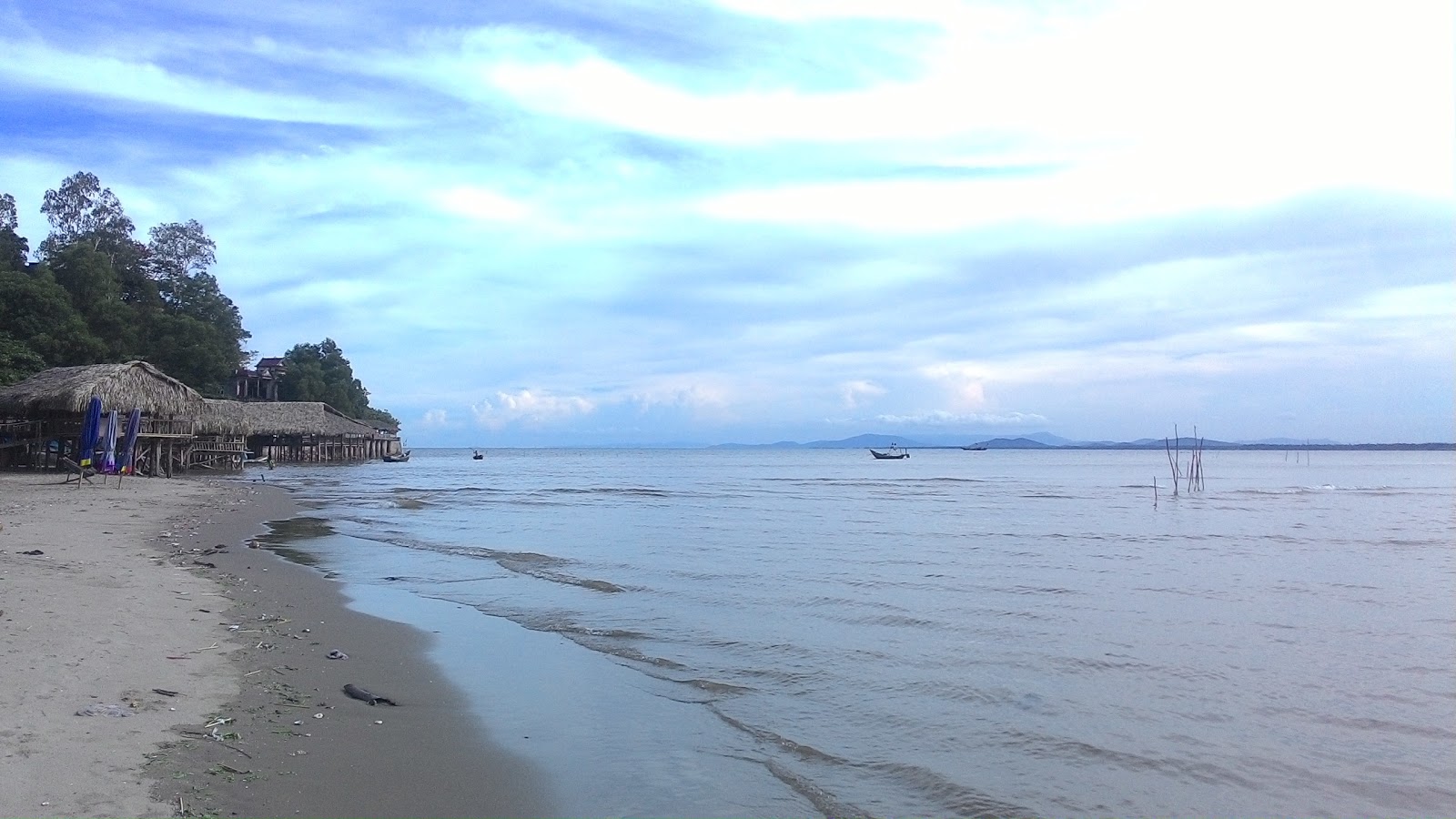 Vinh Son Sea'in fotoğrafı geniş bir kıyı şeridi ile birlikte
