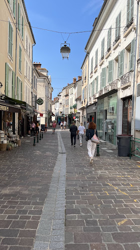 Magasin de vêtements pour femmes Stock B Fontainebleau