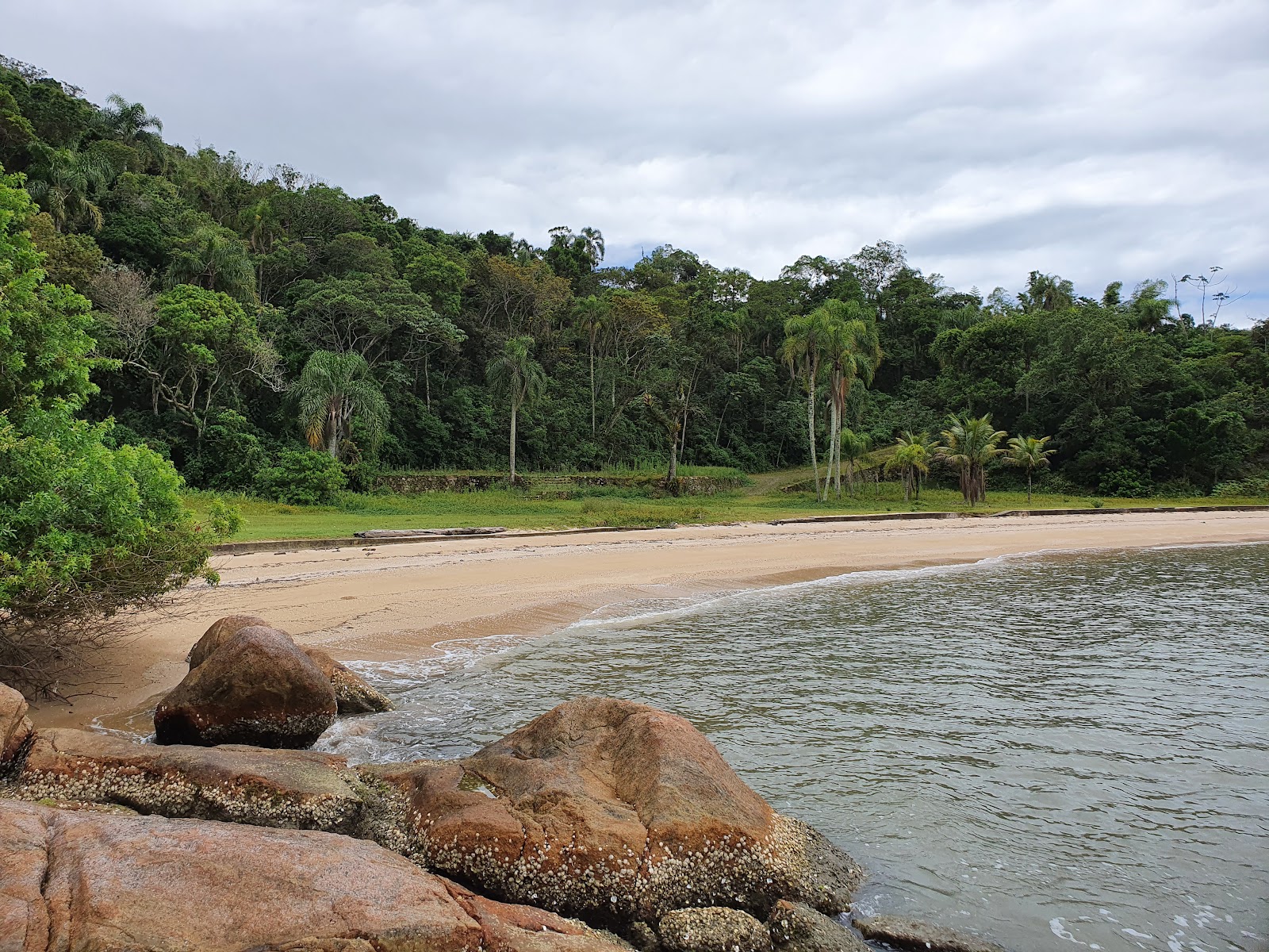 Foto di Praia Xanahi con una superficie del sabbia beige