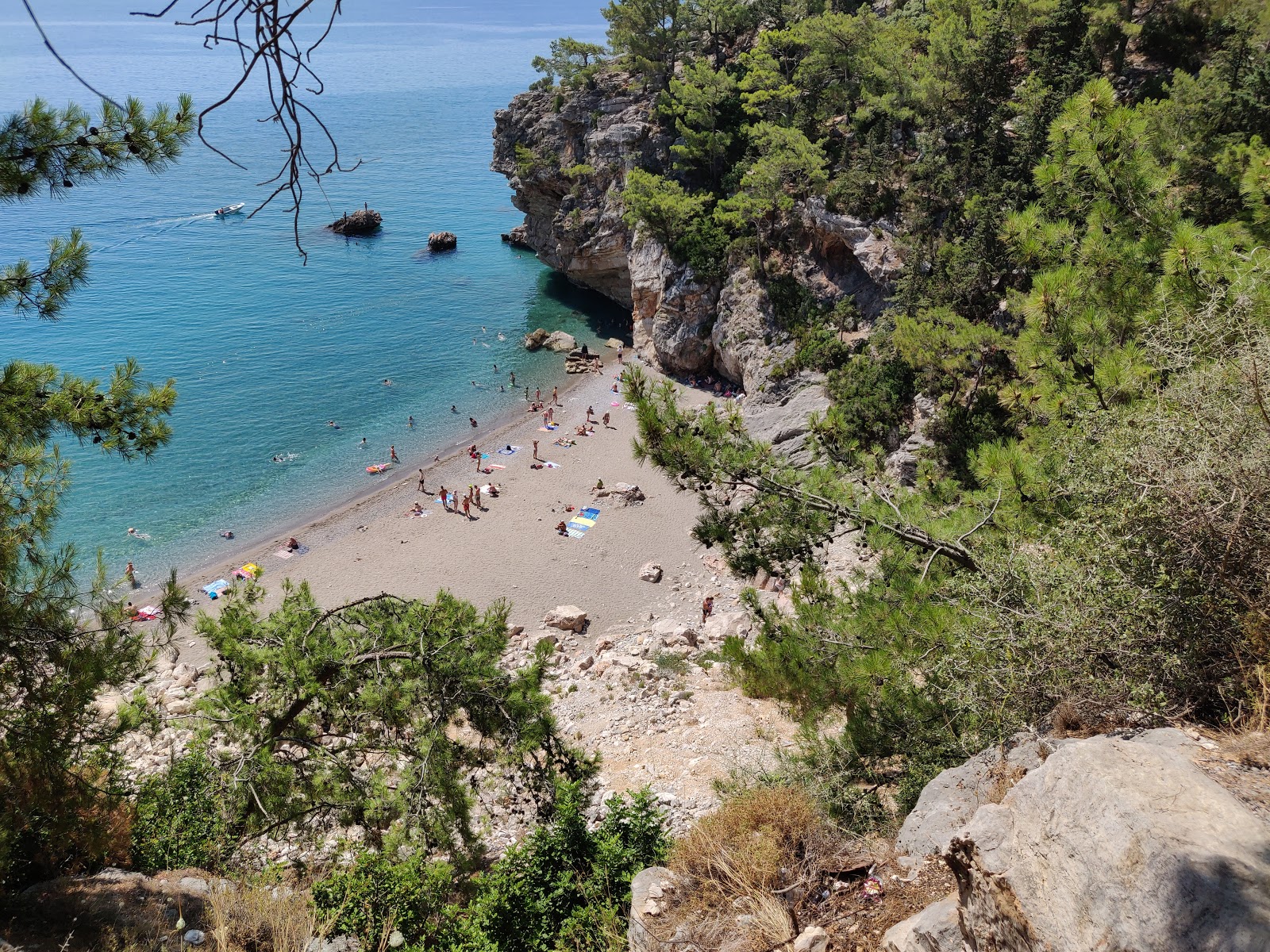 Foto av Trash bay beach med blå rent vatten yta