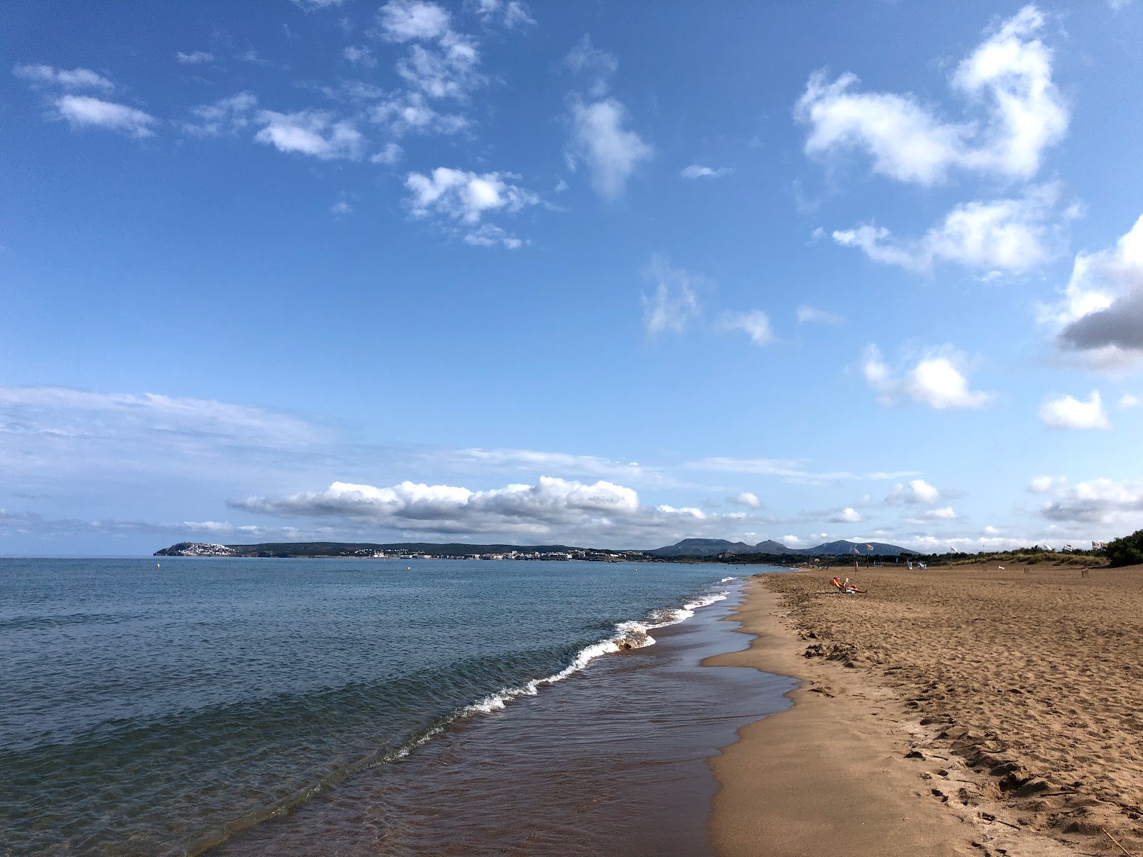 Foto av Sant Pere Pescador med lång rak strand