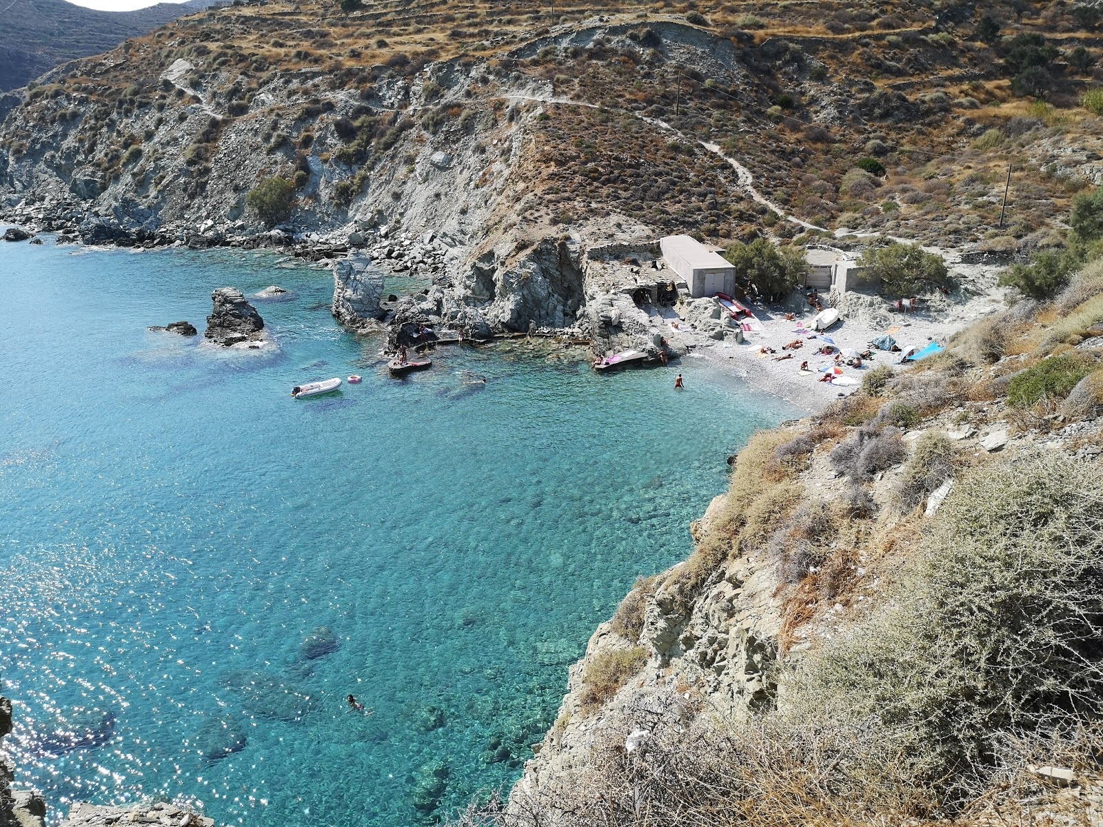 Foto von Galifos beach mit türkisfarbenes wasser Oberfläche