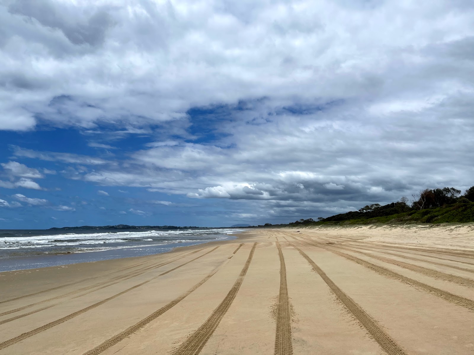 Fotografija North Shore Beach z svetel pesek površino