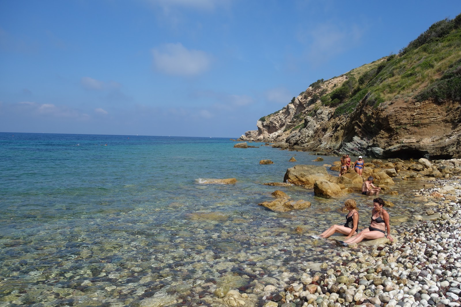 Photo de Spiaggia di Nisportino protégé par des falaises