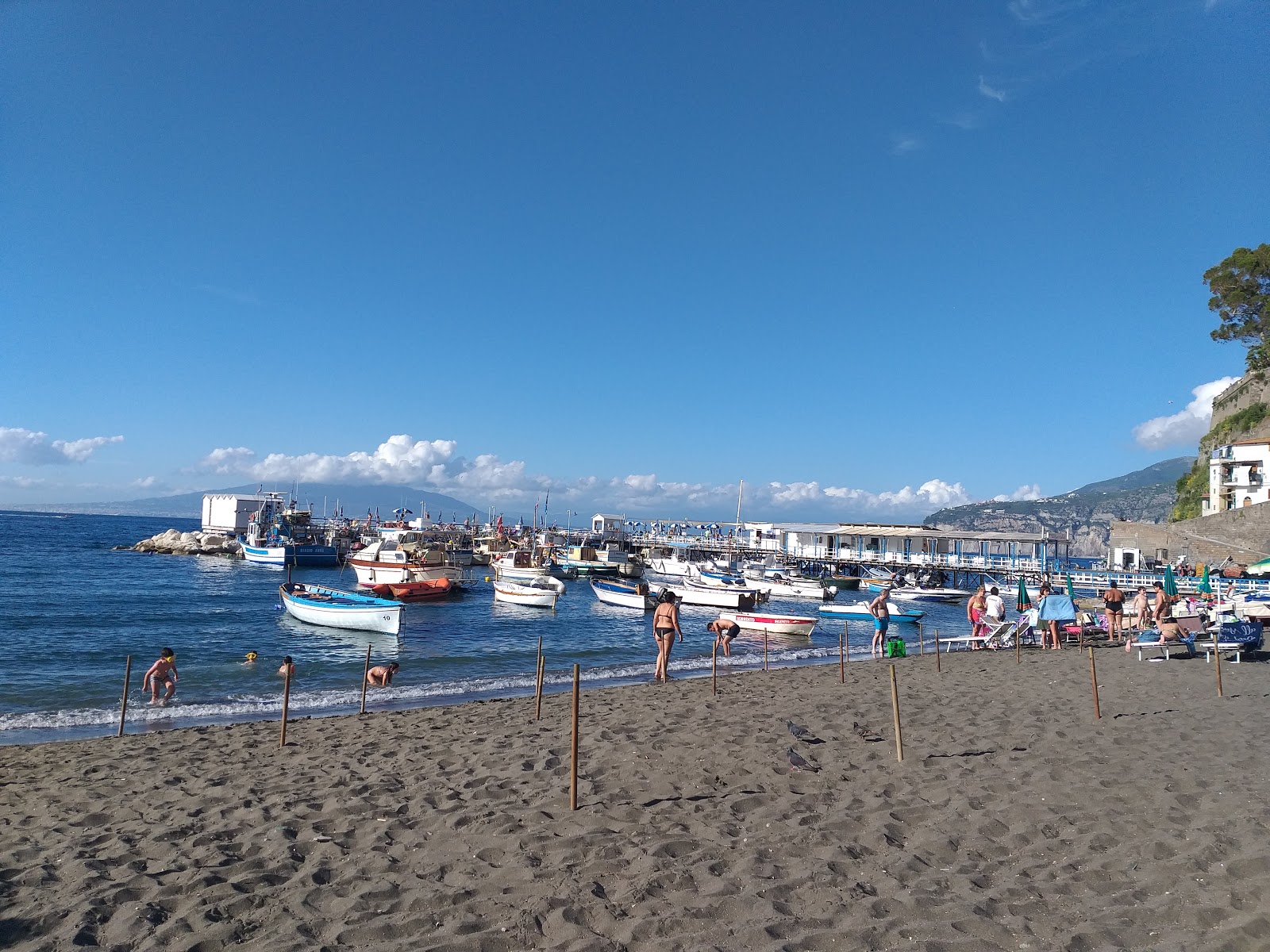 Spiaggia di Sorrento'in fotoğrafı uçurumlarla desteklenmiş