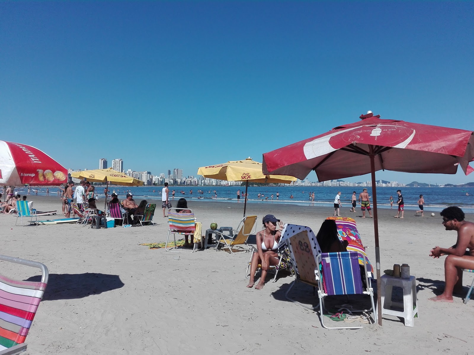Foto van Praia dos Milionarios met helder fijn zand oppervlakte