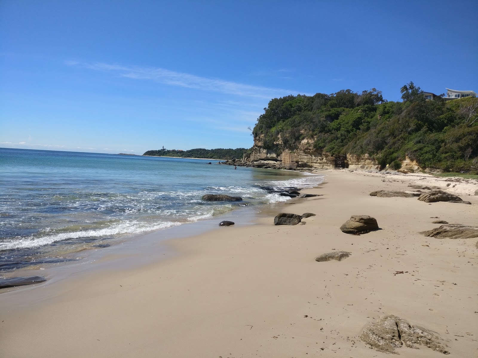 Jenny Dixon Beach的照片 带有碧绿色纯水表面