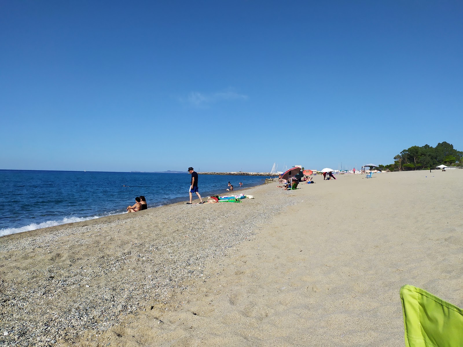 Bazia Bay的照片 带有碧绿色纯水表面