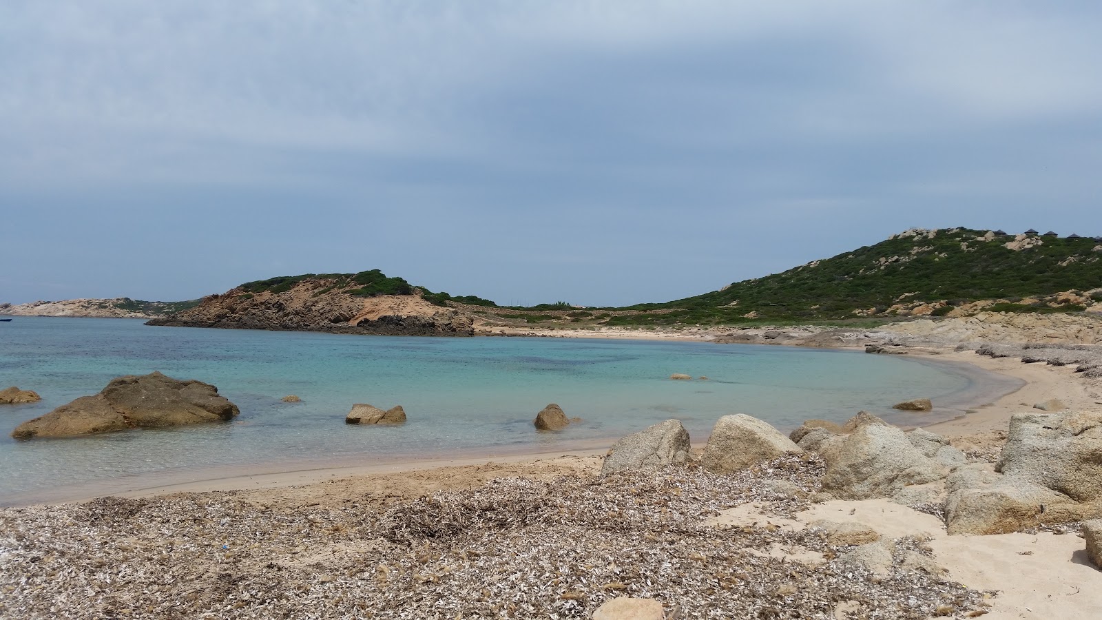 Foto von Spiaggia del Morto von Klippen umgeben
