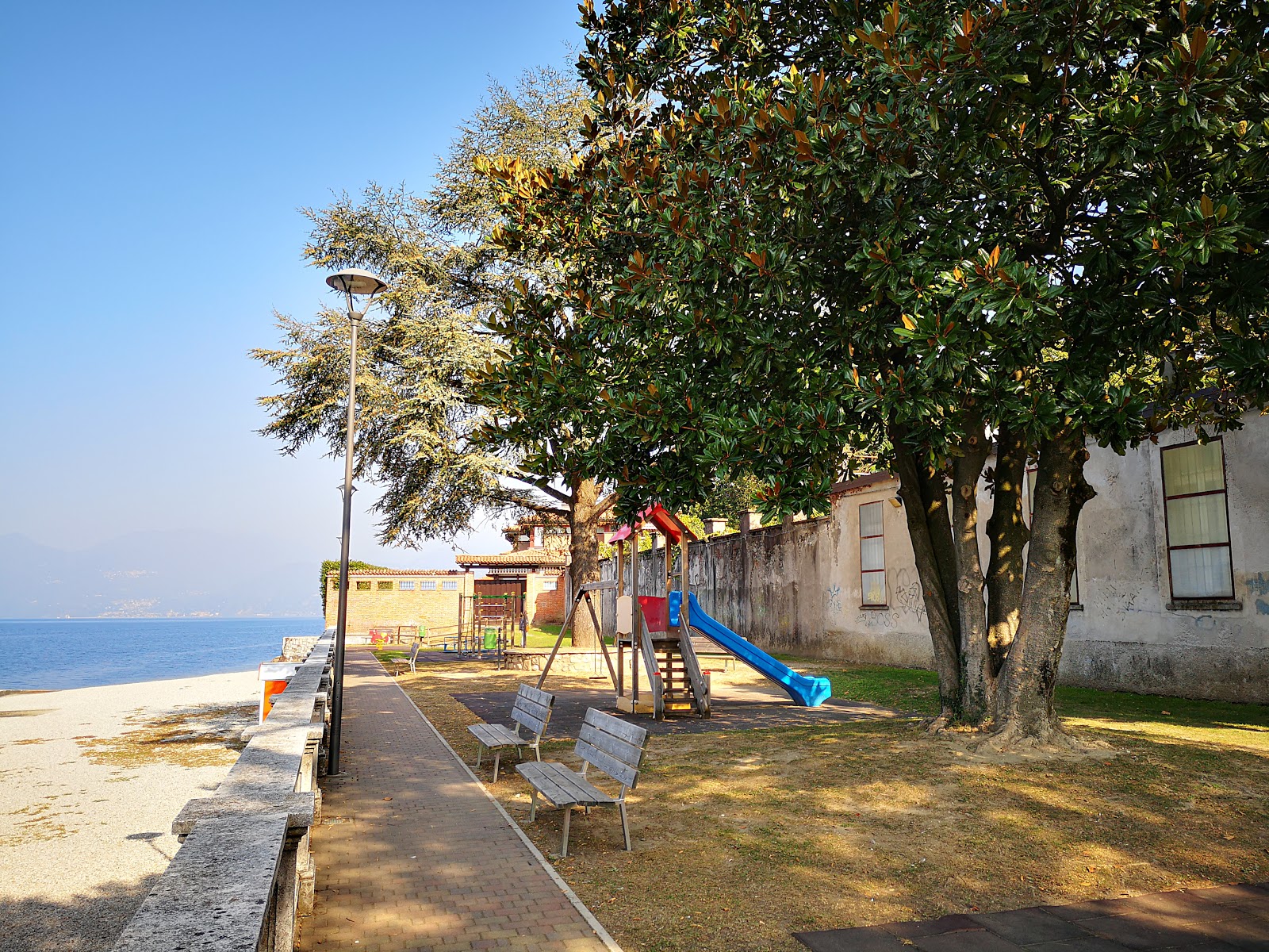 Foto van Spiaggia di Porto Valtravaglia met turquoise puur water oppervlakte