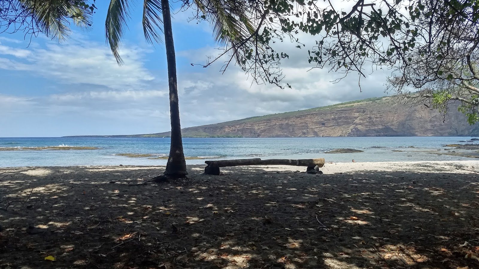 Fotografie cu Ke'Ei Beach sprijinit de stânci