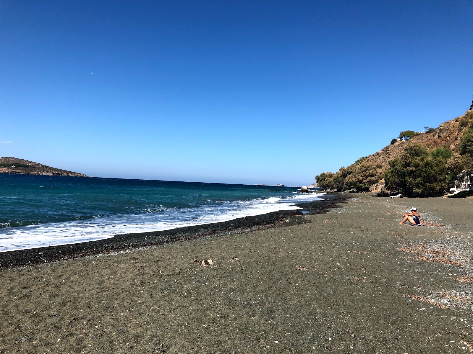 Foto de Platis Yialos beach con arena gris y guijarros superficie