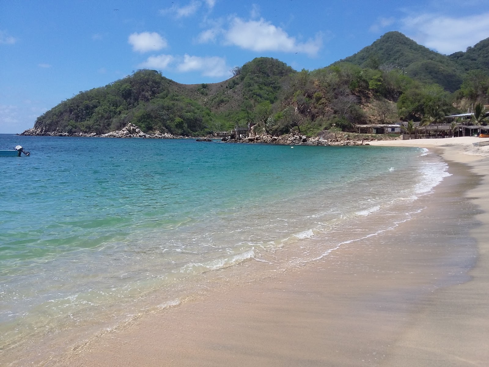 Corrales beach的照片 带有碧绿色纯水表面