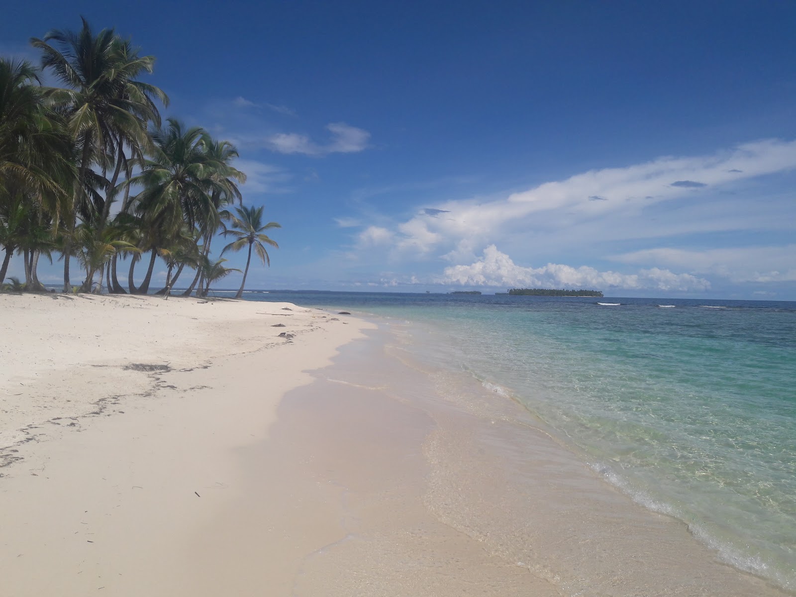Foto de Praia da Ilha Bidirdub e sua bela paisagem