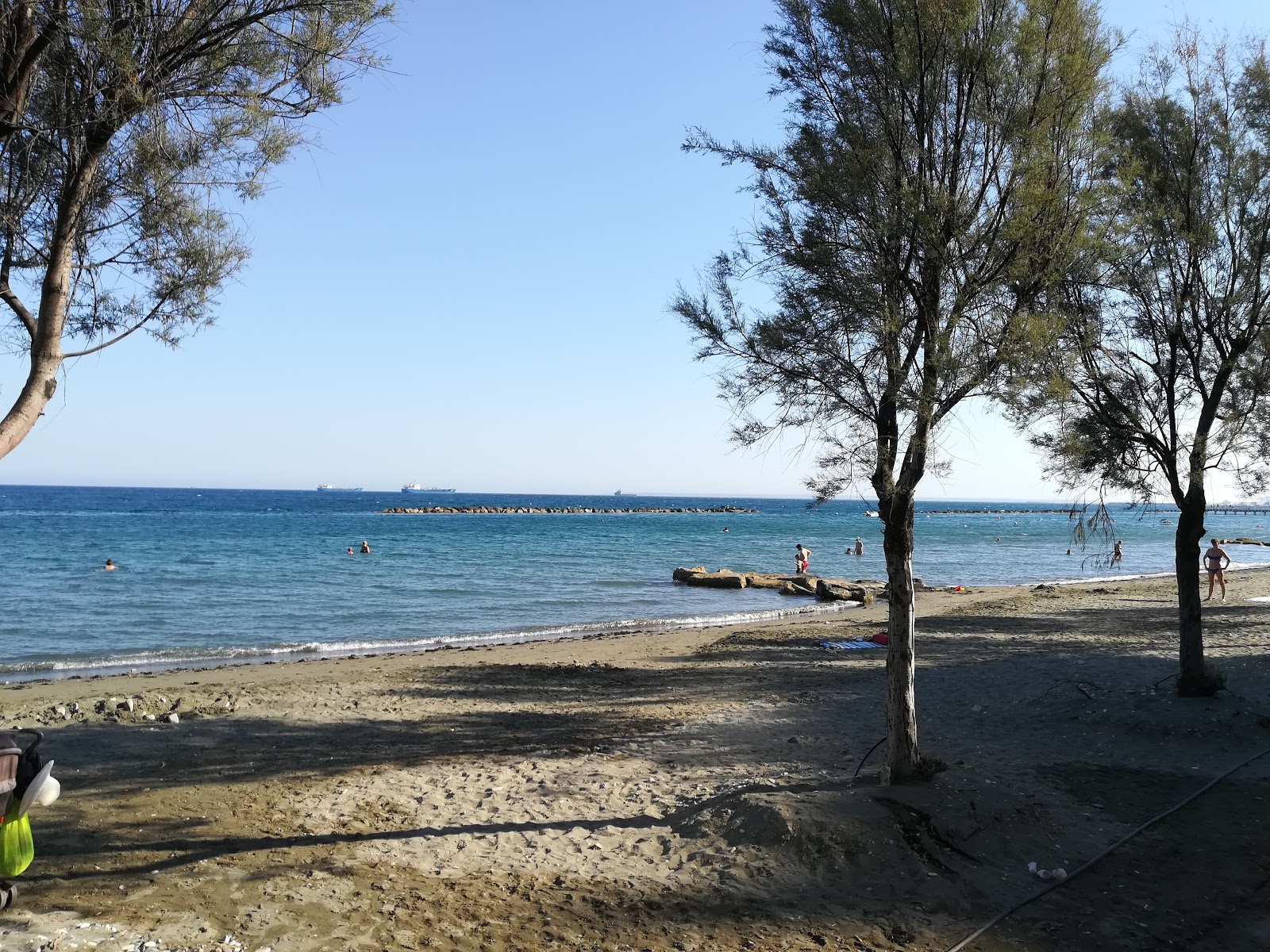 Zdjęcie Akti Olympion beach z powierzchnią niebieska woda