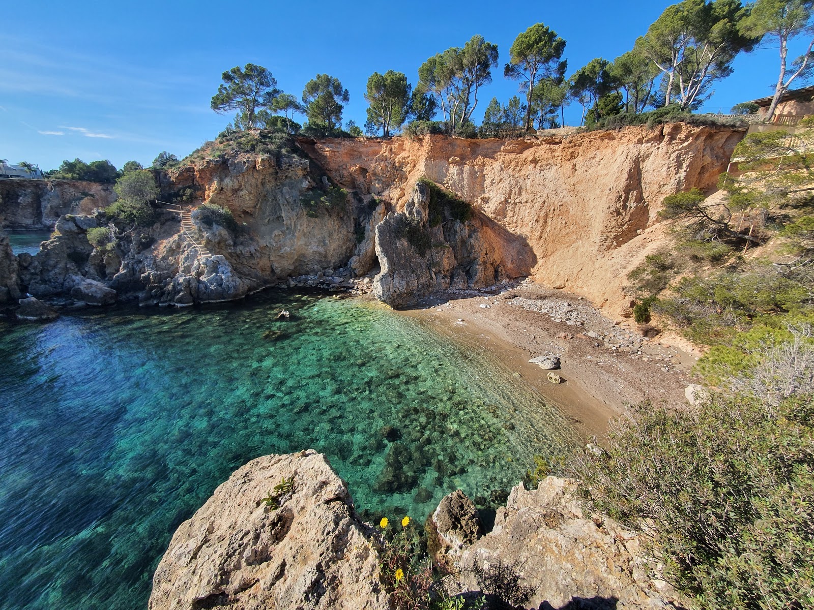 Valokuva Platja Cap des Gegantista. pinnalla kirkas hiekka ja kivet:n kanssa