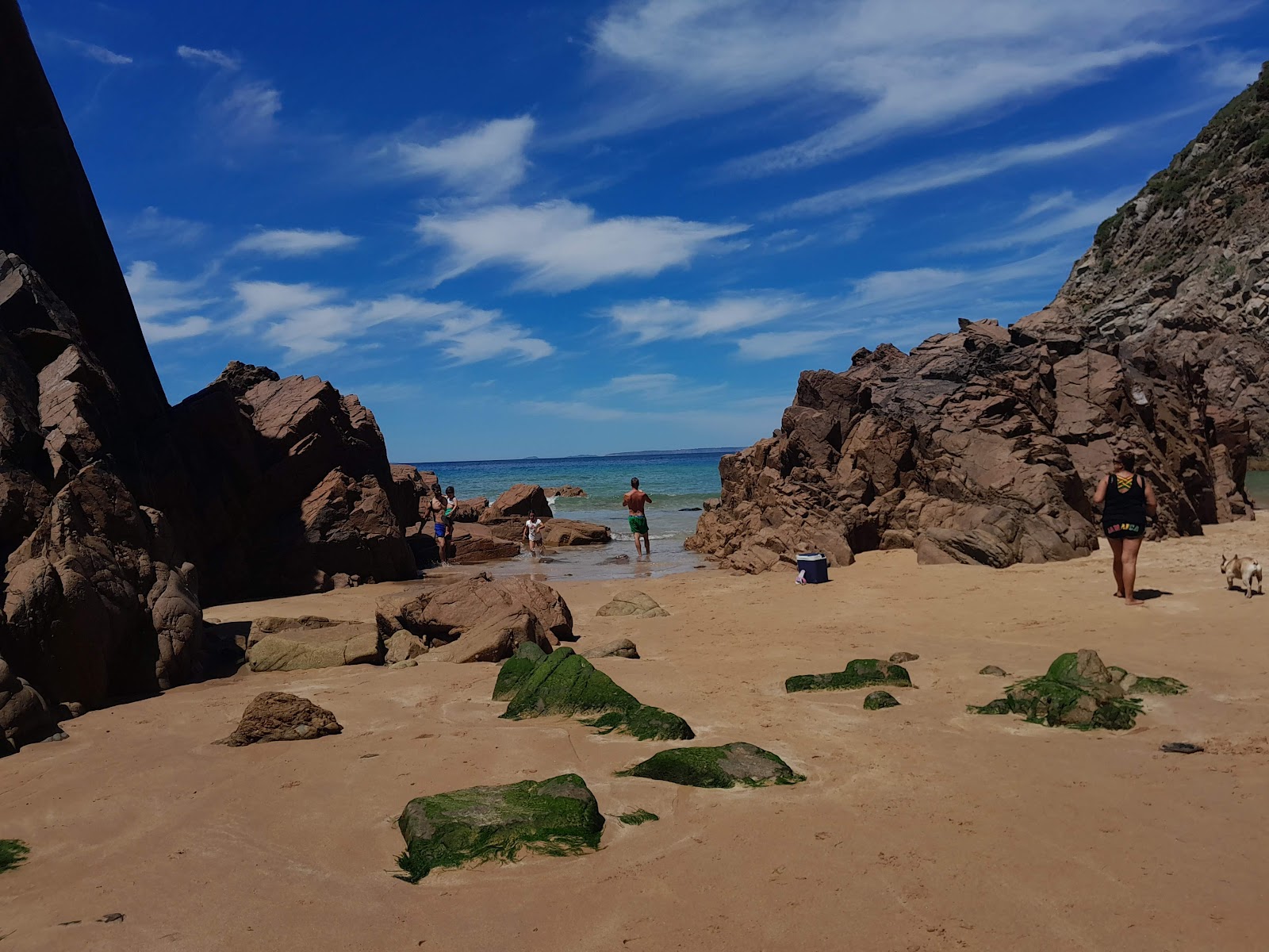 Photo de Plemont Beach entouré de montagnes