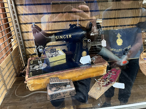 Antique Store «Downtown Antiques Mall», reviews and photos, 1 Court Square, West Plains, MO 65775, USA