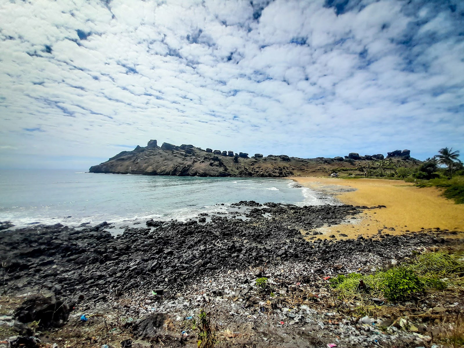Foto di Ivoini Beach circondato da montagne