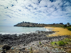 Foto di Ivoini Beach circondato da montagne