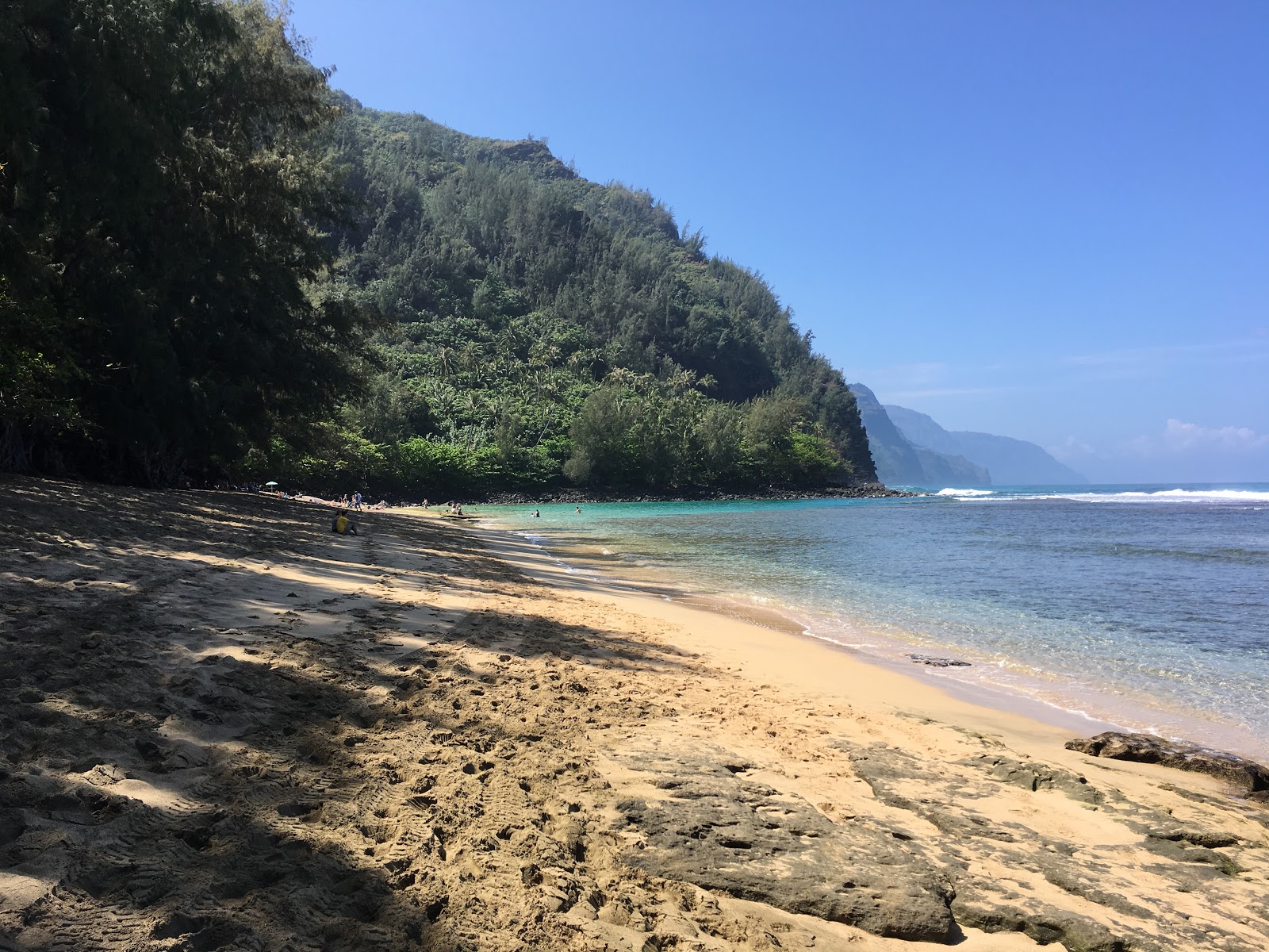 Foto de Ke'e Beach com areia bege superfície