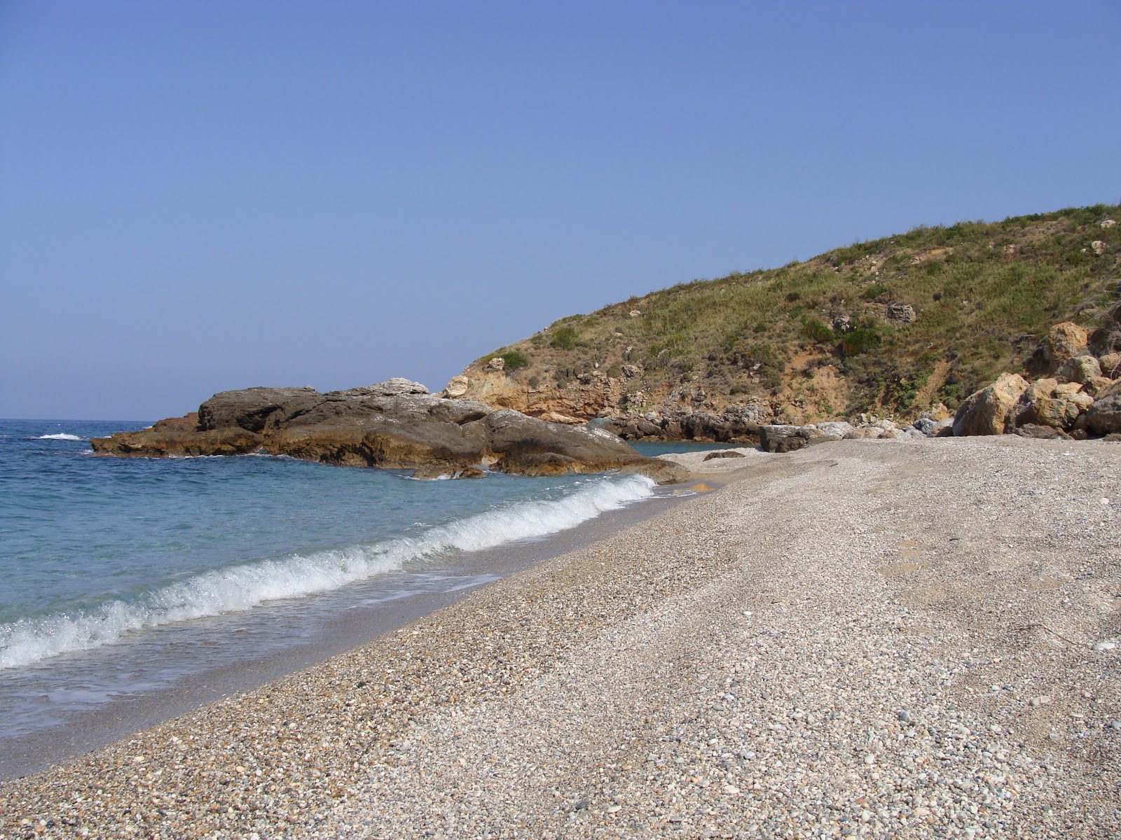 Foto de Melani beach localizado em área natural