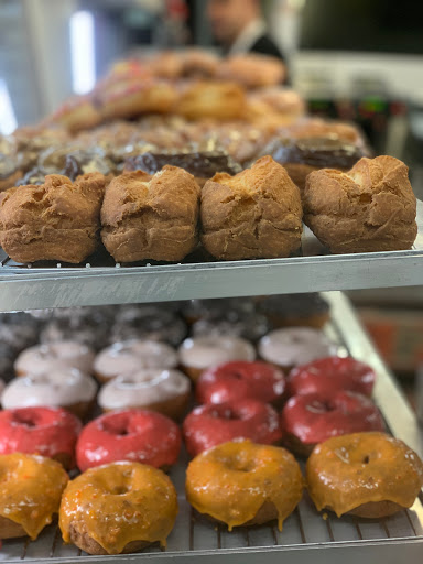 Donut Shop «Donut Hut», reviews and photos, 2025 W Magnolia Blvd, Burbank, CA 91506, USA