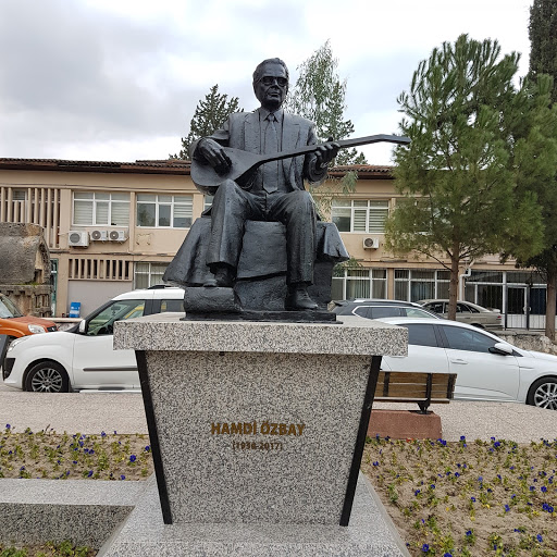 Bağlama Üstadları Anıtı