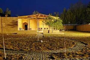 Royal Tours Permanent Camp and wooden cottages مخيم وأكواخ رويال تورز image