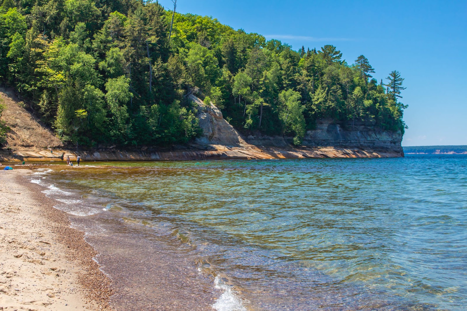 Miners Beach的照片 带有碧绿色纯水表面