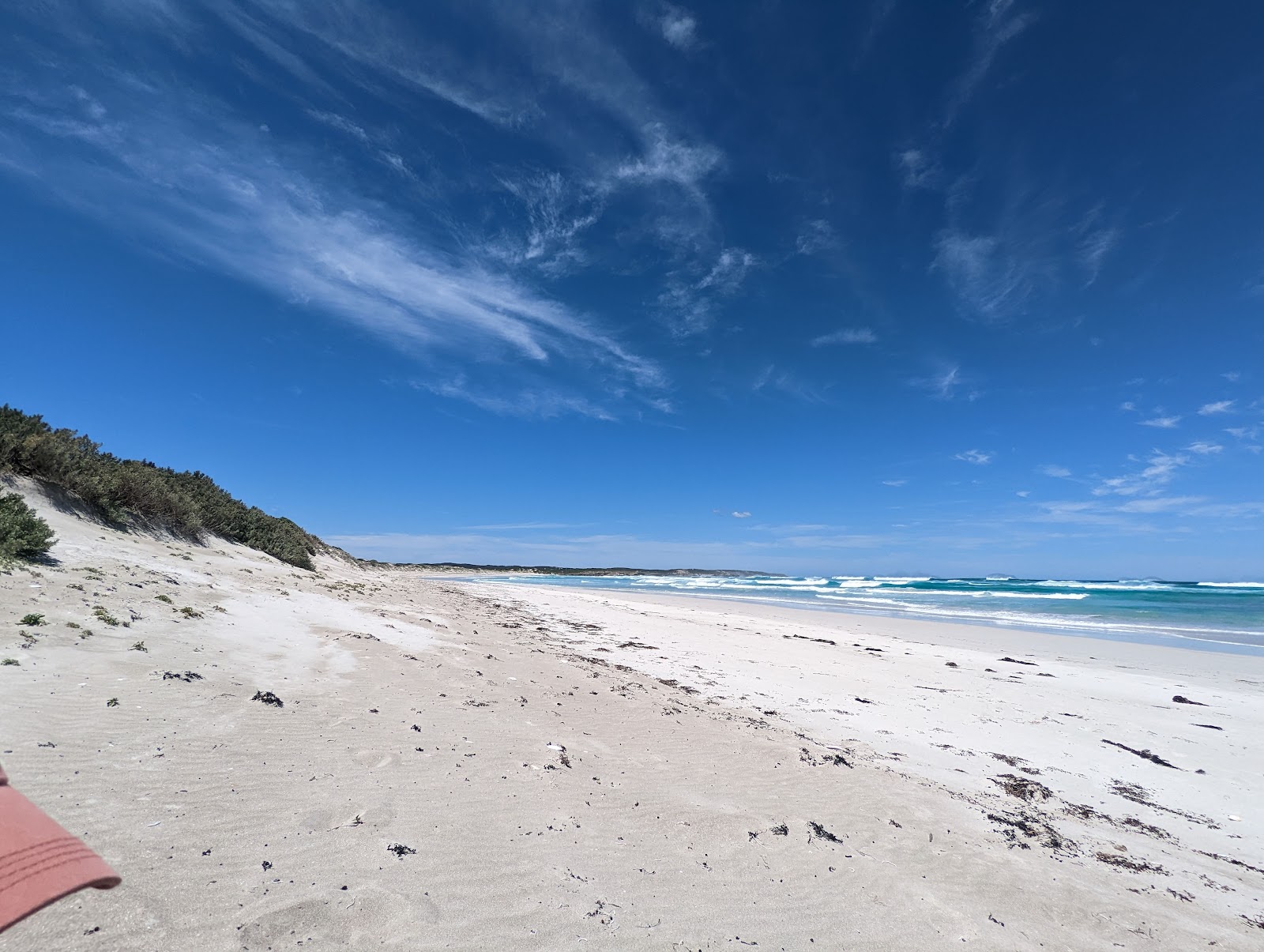 Bales Beach的照片 带有蓝色纯水表面