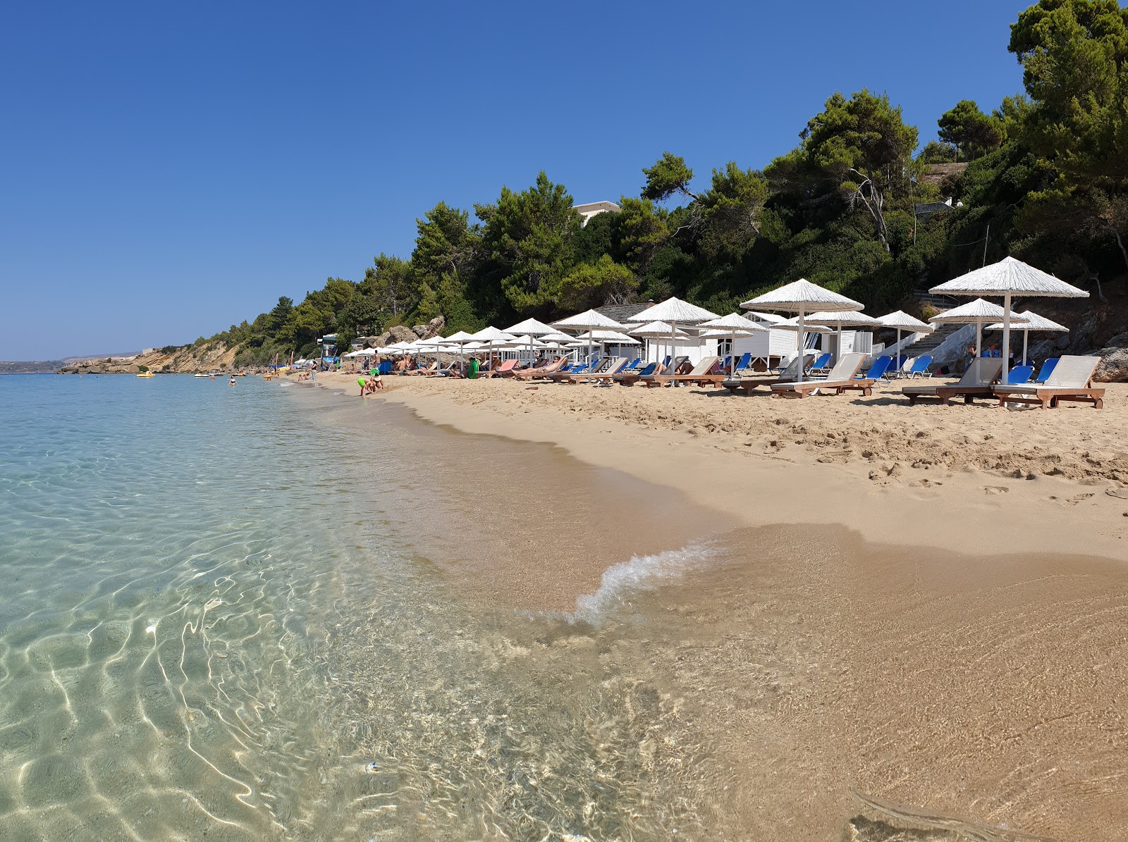 Makris Gialos Plajı'in fotoğrafı turkuaz saf su yüzey ile