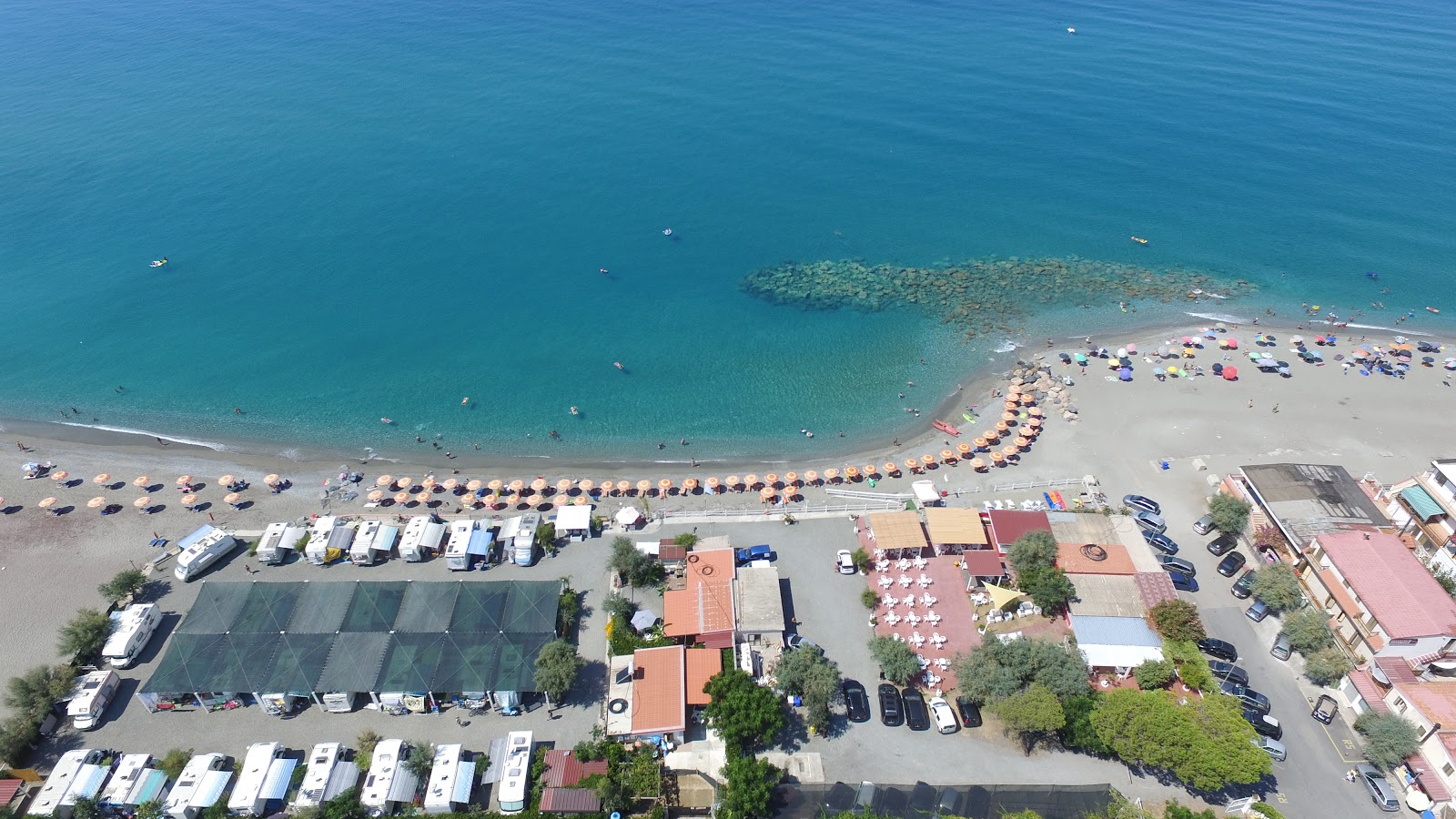 Foto de Marina di Fuscaldo beach com reto e longo