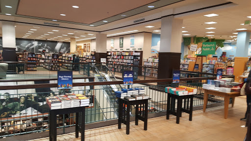 Book Store «Barnes and Noble», reviews and photos, 2500 N Mayfair Rd, Milwaukee, WI 53226, USA